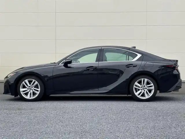 レクサス ＩＳ 300 茨城県 2023(令5)年 0.6万km グラファイトブラックガラスフレーク ワンオーナー/純正メモリナビ(AM/FM/TV/Miracast/BT/CD/DVD)/バックカメラ/追従型クルーズコントロール/ETC2.0/3眼LEDヘッドライト/レザーシート/パワーシート(D/N席)/電動リアゲート/純正アルミホイール/ブラインドスポットモニター/レクサスセーフティシステムプラス/・プリクラッシュセーフティ/・レーントレーシング/・オートマチックハイビーム/・レーダークルーズコントロール/・ロードサインアシスト/・先行車発進告知機能/・ドライバー異常時対応システム/パワーステアリング/オートライト/パドルシフト