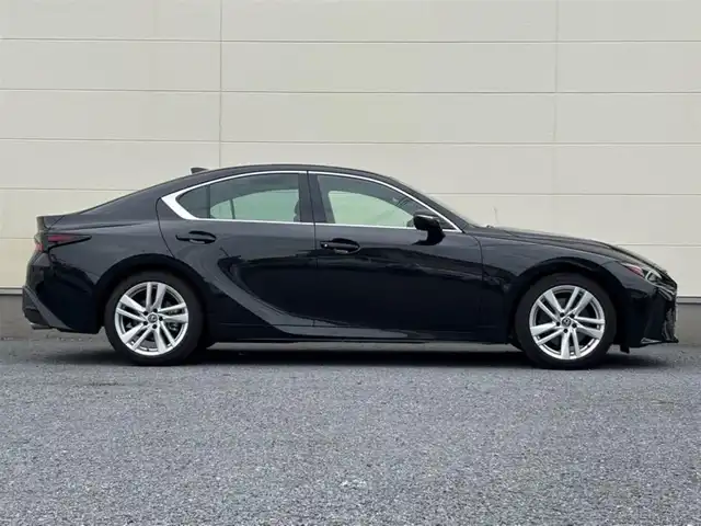 レクサス ＩＳ 300 茨城県 2023(令5)年 0.6万km グラファイトブラックガラスフレーク ワンオーナー/純正メモリナビ(AM/FM/TV/Miracast/BT/CD/DVD)/バックカメラ/追従型クルーズコントロール/ETC2.0/3眼LEDヘッドライト/レザーシート/パワーシート(D/N席)/電動リアゲート/純正アルミホイール/ブラインドスポットモニター/レクサスセーフティシステムプラス/・プリクラッシュセーフティ/・レーントレーシング/・オートマチックハイビーム/・レーダークルーズコントロール/・ロードサインアシスト/・先行車発進告知機能/・ドライバー異常時対応システム/パワーステアリング/オートライト/パドルシフト