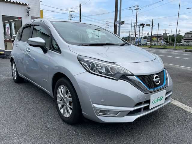 日産 ノート e－パワー X Vセレクション 神奈川県 2020(令2)年 1.6万km ブリリアントシルバー ワンオーナー/インテリジェントエマージェンシーブレーキ/車線逸脱警報/踏み間違い衝突防止アシスト/純正メモリナビ【MJ320D-W】/(DVD/ワンセグTV/Bluetooth/MSV)/アラウンドビューモニター/スマートルームミラー/スマートキー/ETC/純正前後ドライブレコーダー/新車時保証書/取扱説明書
