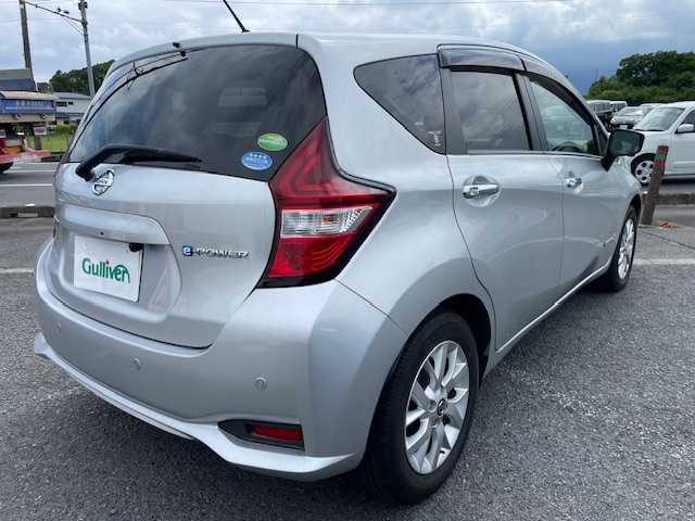 日産 ノート e－パワー X Vセレクション 神奈川県 2020(令2)年 1.6万km ブリリアントシルバー ワンオーナー/インテリジェントエマージェンシーブレーキ/車線逸脱警報/踏み間違い衝突防止アシスト/純正メモリナビ【MJ320D-W】/(DVD/ワンセグTV/Bluetooth/MSV)/アラウンドビューモニター/スマートルームミラー/スマートキー/ETC/純正前後ドライブレコーダー/新車時保証書/取扱説明書