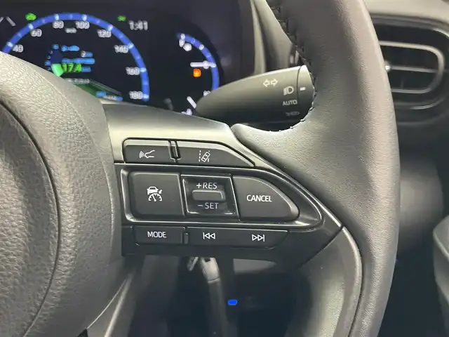 トヨタ ヤリスクロス ハイブリッド Z アドベンチャー 愛知県 2023(令5)年 0.9万km ブラックマイカ/プラチナホワイトパールマイカ 純正８型ＤＡ　パノラミックビューモニター　前後ドラレコ　ＥＴＣ　ｎａｎｏｅＸ　衝突軽減　ＢＳＭ　追従クルコン　ＬＥＤヘッドライト　オートハイビーム　茶ハーフレザー　後退出庫サポート　スマートキー　禁煙車　Clazzioフロアマット