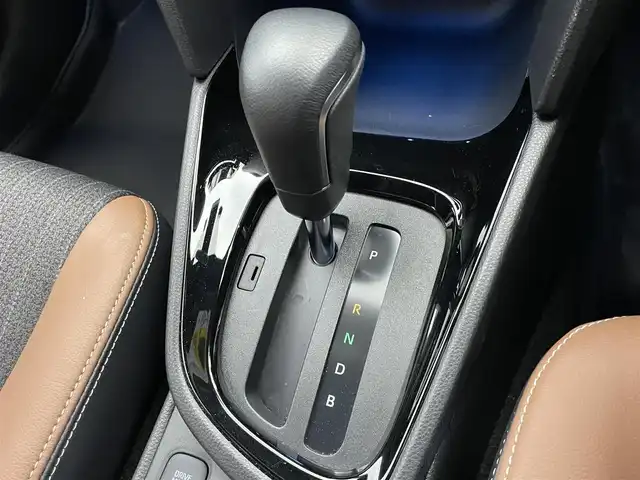 トヨタ ヤリスクロス ハイブリッド Z アドベンチャー 愛知県 2023(令5)年 0.9万km ブラックマイカ/プラチナホワイトパールマイカ 純正８型ＤＡ　パノラミックビューモニター　前後ドラレコ　ＥＴＣ　ｎａｎｏｅＸ　衝突軽減　ＢＳＭ　追従クルコン　ＬＥＤヘッドライト　オートハイビーム　茶ハーフレザー　後退出庫サポート　スマートキー　禁煙車　Clazzioフロアマット