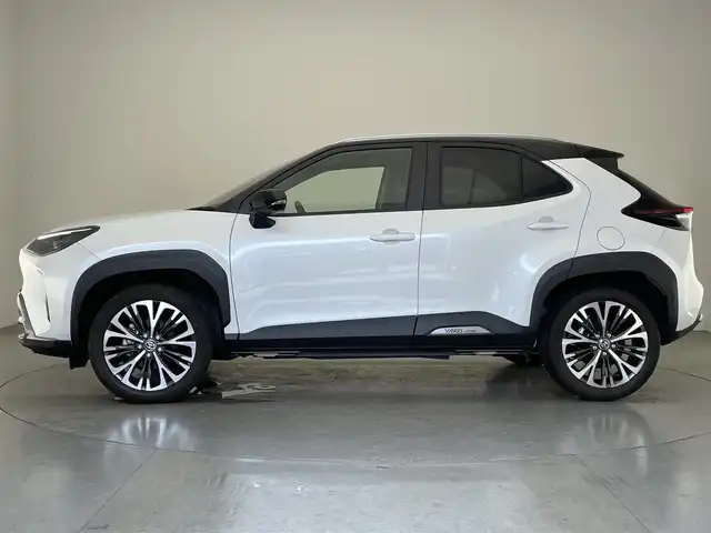 トヨタ ヤリスクロス ハイブリッド Z アドベンチャー 愛知県 2023(令5)年 0.9万km ブラックマイカ/プラチナホワイトパールマイカ 純正８型ＤＡ　パノラミックビューモニター　前後ドラレコ　ＥＴＣ　ｎａｎｏｅＸ　衝突軽減　ＢＳＭ　追従クルコン　ＬＥＤヘッドライト　オートハイビーム　茶ハーフレザー　後退出庫サポート　スマートキー　禁煙車　Clazzioフロアマット