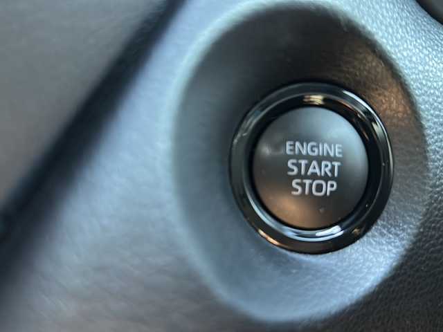 トヨタ カローラ クロス G 千葉県 2024(令6)年 1.8万km アティチュードブラックマイカ 純正ディスプレイオーディオ/フルセグTV/Bluetooth/AM/FM/USBポート/バックカメラ/ビルトインETC/レーダークルーズコントロール/レーンディパーテッドアラート/プリクラッシャーセーフティシステム/プロアクティブドライビングアシスト/パーキングサポートブレーキ/ロードサインアシスト/スペアキー/LEDヘッドライト/保証書・取扱説明書