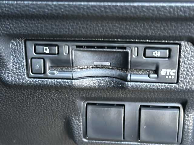 トヨタ カローラ クロス G 千葉県 2024(令6)年 1.8万km アティチュードブラックマイカ 純正ディスプレイオーディオ/フルセグTV/Bluetooth/AM/FM/USBポート/バックカメラ/ビルトインETC/レーダークルーズコントロール/レーンディパーテッドアラート/プリクラッシャーセーフティシステム/プロアクティブドライビングアシスト/パーキングサポートブレーキ/ロードサインアシスト/スペアキー/LEDヘッドライト/保証書・取扱説明書