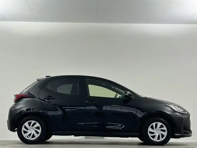 トヨタ ヤリス ハイブリッド G 埼玉県 2020(令2)年 0.6万km ブラック 純正ディスプレイオーディオ　フルセグ　ＢＴ　パノラミックビューモニター　レーダークルーズコントロール　前後ドライブレコーダー　インテリジェントクリアランスソナー　ＢＳＭ　ビルトインＥＴＣ　フロアマット