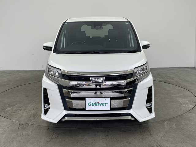 トヨタ ノア Si ダブルバイビーⅡ 兵庫県 2019(令1)年 4.5万km ホワイトパールクリスタルシャイン ・ワンオーナー/・純正9インチナビ/・CD/DVD/BT/SD/フルセグTV/・バックカメラ/・両側電動スライドドア/・クルーズコントロール/・プリクラッシュセーフティ/・レーンディパーチャーアラート/・オートマチックハイビーム/・パーキングサポートブレーキ/・クリアランスソナー/・LEDヘッドライト/・オートライト/・フォグランプ/・ビルトインETC/・アイドリングストップ/・MTモード付AT/・ステアリングリモコン/・ＷＡＣ　/・ロールサンシェード/・ウィンカーミラー/・電動格納ミラー/・ドアバイザー/・純正１６インチアルミホイール/・純正フロアマット　/・ハーフレザーシート/・ウォークスルー/・オールオートパワーウィンドウ/・スマートキー/・スペアキー/・プッシュスタート