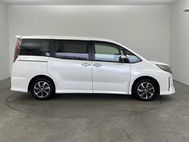 トヨタ ノア Si ダブルバイビーⅡ 兵庫県 2019(令1)年 4.5万km ホワイトパールクリスタルシャイン ・ワンオーナー/・純正9インチナビ/・CD/DVD/BT/SD/フルセグTV/・バックカメラ/・両側電動スライドドア/・クルーズコントロール/・プリクラッシュセーフティ/・レーンディパーチャーアラート/・オートマチックハイビーム/・パーキングサポートブレーキ/・クリアランスソナー/・LEDヘッドライト/・オートライト/・フォグランプ/・ビルトインETC/・アイドリングストップ/・MTモード付AT/・ステアリングリモコン/・ＷＡＣ　/・ロールサンシェード/・ウィンカーミラー/・電動格納ミラー/・ドアバイザー/・純正１６インチアルミホイール/・純正フロアマット　/・ハーフレザーシート/・ウォークスルー/・オールオートパワーウィンドウ/・スマートキー/・スペアキー/・プッシュスタート