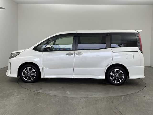 トヨタ ノア Si ダブルバイビーⅡ 兵庫県 2019(令1)年 4.5万km ホワイトパールクリスタルシャイン ・ワンオーナー/・純正9インチナビ/・CD/DVD/BT/SD/フルセグTV/・バックカメラ/・両側電動スライドドア/・クルーズコントロール/・プリクラッシュセーフティ/・レーンディパーチャーアラート/・オートマチックハイビーム/・パーキングサポートブレーキ/・クリアランスソナー/・LEDヘッドライト/・オートライト/・フォグランプ/・ビルトインETC/・アイドリングストップ/・MTモード付AT/・ステアリングリモコン/・ＷＡＣ　/・ロールサンシェード/・ウィンカーミラー/・電動格納ミラー/・ドアバイザー/・純正１６インチアルミホイール/・純正フロアマット　/・ハーフレザーシート/・ウォークスルー/・オールオートパワーウィンドウ/・スマートキー/・スペアキー/・プッシュスタート