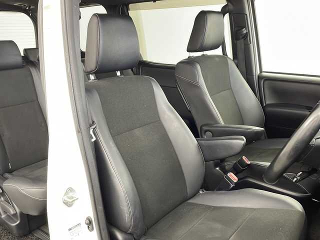 トヨタ ノア Si ダブルバイビーⅡ 兵庫県 2019(令1)年 4.5万km ホワイトパールクリスタルシャイン ・ワンオーナー/・純正9インチナビ/・CD/DVD/BT/SD/フルセグTV/・バックカメラ/・両側電動スライドドア/・クルーズコントロール/・プリクラッシュセーフティ/・レーンディパーチャーアラート/・オートマチックハイビーム/・パーキングサポートブレーキ/・クリアランスソナー/・LEDヘッドライト/・オートライト/・フォグランプ/・ビルトインETC/・アイドリングストップ/・MTモード付AT/・ステアリングリモコン/・ＷＡＣ　/・ロールサンシェード/・ウィンカーミラー/・電動格納ミラー/・ドアバイザー/・純正１６インチアルミホイール/・純正フロアマット　/・ハーフレザーシート/・ウォークスルー/・オールオートパワーウィンドウ/・スマートキー/・スペアキー/・プッシュスタート