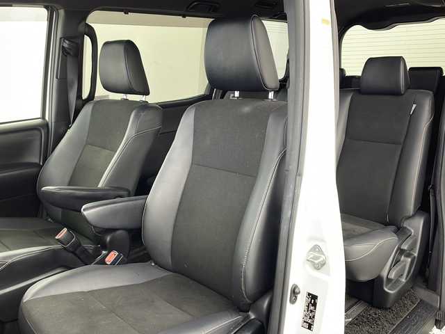 トヨタ ノア Si ダブルバイビーⅡ 兵庫県 2019(令1)年 4.5万km ホワイトパールクリスタルシャイン ・ワンオーナー/・純正9インチナビ/・CD/DVD/BT/SD/フルセグTV/・バックカメラ/・両側電動スライドドア/・クルーズコントロール/・プリクラッシュセーフティ/・レーンディパーチャーアラート/・オートマチックハイビーム/・パーキングサポートブレーキ/・クリアランスソナー/・LEDヘッドライト/・オートライト/・フォグランプ/・ビルトインETC/・アイドリングストップ/・MTモード付AT/・ステアリングリモコン/・ＷＡＣ　/・ロールサンシェード/・ウィンカーミラー/・電動格納ミラー/・ドアバイザー/・純正１６インチアルミホイール/・純正フロアマット　/・ハーフレザーシート/・ウォークスルー/・オールオートパワーウィンドウ/・スマートキー/・スペアキー/・プッシュスタート