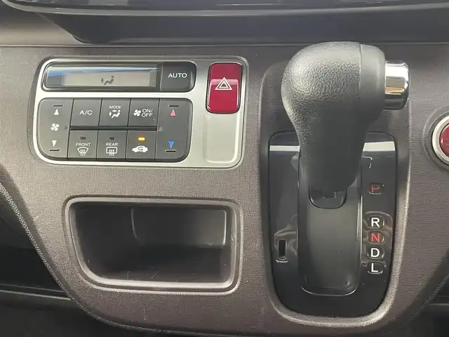 ホンダ Ｎ ＯＮＥ プレミアム Lパッケージ 福岡県 2013(平25)年 5.1万km プレミアムホワイトパール 社外ナビ／フルセグＴＶ　/バックカメラ　/ＥＴＣ　/プッシュスタート　/スペアキー１本　/電動格納式ドアミラー　/ＥＣＯＮ　/アイドリングストップ　/横滑り防止　/革巻きステアリング　/純正１４インチＡＷ　/ＬＥＤライト