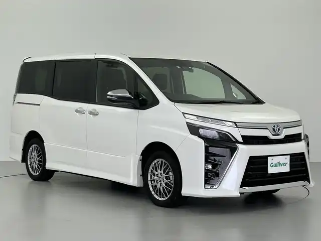 トヨタ ヴォクシー ハイブリッド ZS 煌Ⅲ 岐阜県 2022(令4)年 2.9万km ホワイトパールクリスタルシャイン 社外ナビ/フリップダウンモニター/両側パワースライドドア/バックカメラ/プリクラッシュセーフティシステム/純正16インチアルミホイール/フルセグＴＶ/LEDヘッドライト/ドライブレコーダー/ハーフレザーシート/シートヒーター/プッシュスタート/電動格納ミラー/ETC