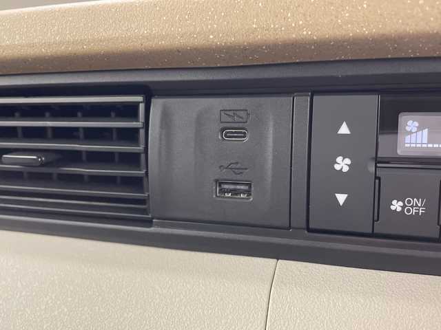 ホンダ Ｎ ＢＯＸ 茨城県 2023(令5)年 0.5万km プラチナホワイトパール 純正ディスプレイオーディオ/バックカメラ/両側パワースライドドア/シートヒーター/クリアランスソナー/ETC/ドライブレコーダー/LEDヘッドライト/ACC/LKA/オートハイビーム