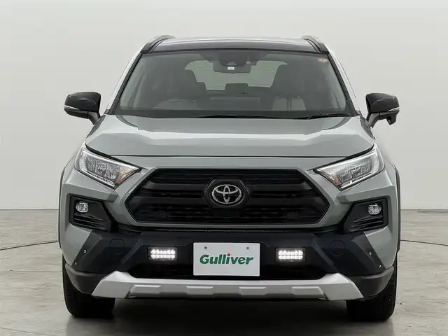 トヨタ ＲＡＶ４ アドベンチャー 福岡県 2023(令5)年 1.4万km アッシュグレーメタリック/アーバンカーキ ワンオーナー　/パノラマムーンルーフ　/純正１０．５型ＤＡナビ/フルセグTV　/バックカメラ　/デジタルルームミラー　/ビルトインETC２．０　/トヨタセーフティセンス　/レーダークルーズコントロール　/コーナーセンサー　/衝突軽減ブレーキ　/レーンキープ　/ブラインドスポットモニター　/アクセル踏み間違い防止　/ヒルディセントコントロール　/ハーフレザーシート　/シートメモリー付きパワーシート　/シートベンチレーション／ヒーター　/ステアリングヒーター　/パワーバックドア　/純正１９インチアルミホイール
