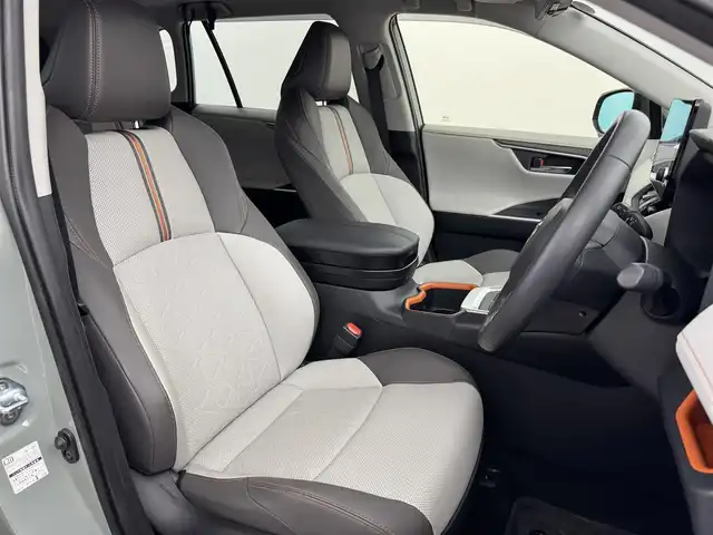 トヨタ ＲＡＶ４ アドベンチャー 福岡県 2023(令5)年 1.4万km アッシュグレーメタリック/アーバンカーキ ワンオーナー　/パノラマムーンルーフ　/純正１０．５型ＤＡナビ/フルセグTV　/バックカメラ　/デジタルルームミラー　/ビルトインETC２．０　/トヨタセーフティセンス　/レーダークルーズコントロール　/コーナーセンサー　/衝突軽減ブレーキ　/レーンキープ　/ブラインドスポットモニター　/アクセル踏み間違い防止　/ヒルディセントコントロール　/ハーフレザーシート　/シートメモリー付きパワーシート　/シートベンチレーション／ヒーター　/ステアリングヒーター　/パワーバックドア　/純正１９インチアルミホイール