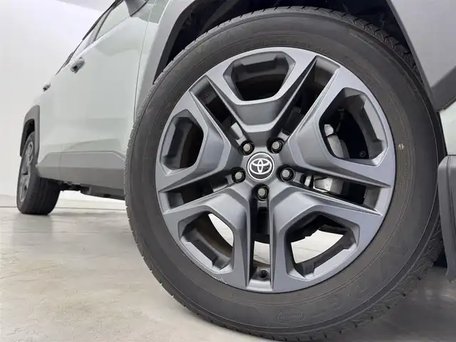 トヨタ ＲＡＶ４ アドベンチャー 福岡県 2023(令5)年 1.4万km アッシュグレーメタリック/アーバンカーキ ワンオーナー　/パノラマムーンルーフ　/純正１０．５型ＤＡナビ/フルセグTV　/バックカメラ　/デジタルルームミラー　/ビルトインETC２．０　/トヨタセーフティセンス　/レーダークルーズコントロール　/コーナーセンサー　/衝突軽減ブレーキ　/レーンキープ　/ブラインドスポットモニター　/アクセル踏み間違い防止　/ヒルディセントコントロール　/ハーフレザーシート　/シートメモリー付きパワーシート　/シートベンチレーション／ヒーター　/ステアリングヒーター　/パワーバックドア　/純正１９インチアルミホイール