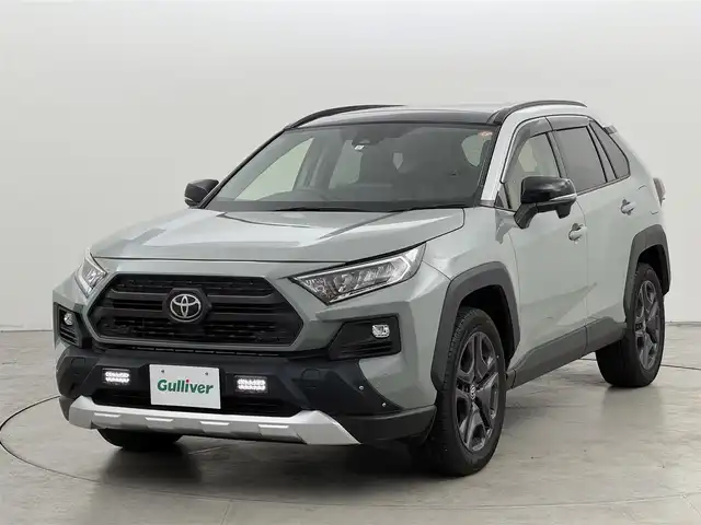 トヨタ ＲＡＶ４ アドベンチャー 福岡県 2023(令5)年 1.4万km アッシュグレーメタリック/アーバンカーキ ワンオーナー　/パノラマムーンルーフ　/純正１０．５型ＤＡナビ/フルセグTV　/バックカメラ　/デジタルルームミラー　/ビルトインETC２．０　/トヨタセーフティセンス　/レーダークルーズコントロール　/コーナーセンサー　/衝突軽減ブレーキ　/レーンキープ　/ブラインドスポットモニター　/アクセル踏み間違い防止　/ヒルディセントコントロール　/ハーフレザーシート　/シートメモリー付きパワーシート　/シートベンチレーション／ヒーター　/ステアリングヒーター　/パワーバックドア　/純正１９インチアルミホイール