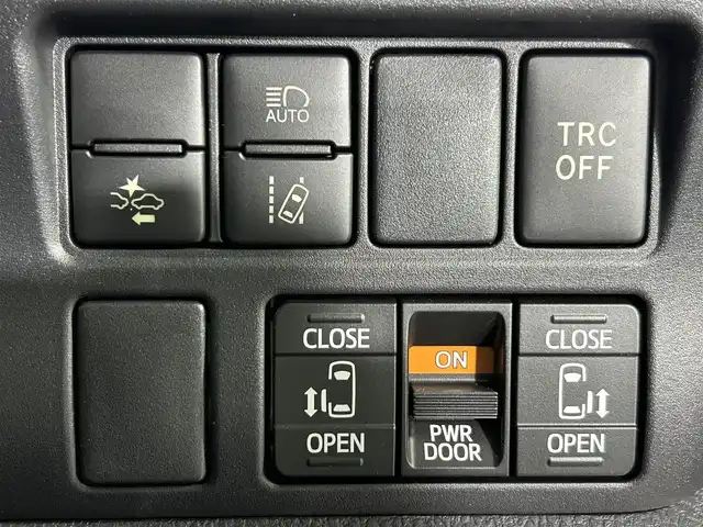 トヨタ ノア ハイブリッド Si ダブルバイビー 佐賀県 2017(平29)年 6.9万km ホワイトパールクリスタルシャイン 純正ディーラーオプション7インチナビ/バックカメラ/フルセグテレビ/CD/DVD/BT/SD/FM.AM/後席フリップダウンモニター/プリクラッシュセーフティ/レーンディパーチャーアラート/オートハイビーム/クルーズコントロール/両側パワースライドドア/ビルトインETC2.0/ステアリングスイッチ/ハーフレザーシート