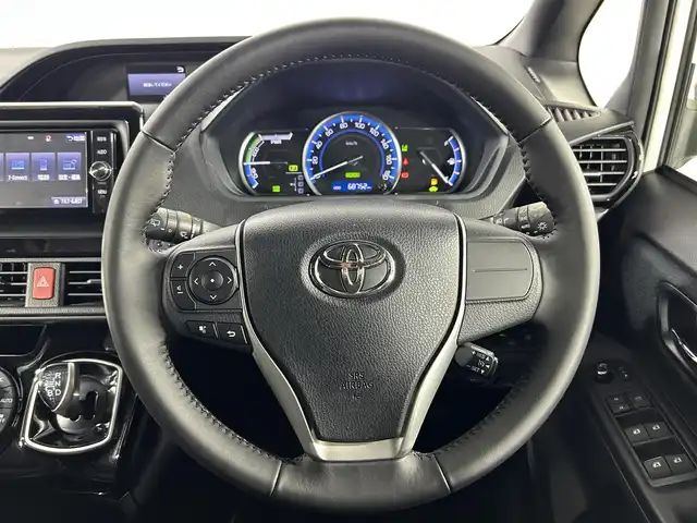 トヨタ ノア ハイブリッド Si ダブルバイビー 佐賀県 2017(平29)年 6.9万km ホワイトパールクリスタルシャイン 純正ディーラーオプション7インチナビ/バックカメラ/フルセグテレビ/CD/DVD/BT/SD/FM.AM/後席フリップダウンモニター/プリクラッシュセーフティ/レーンディパーチャーアラート/オートハイビーム/クルーズコントロール/両側パワースライドドア/ビルトインETC2.0/ステアリングスイッチ/ハーフレザーシート