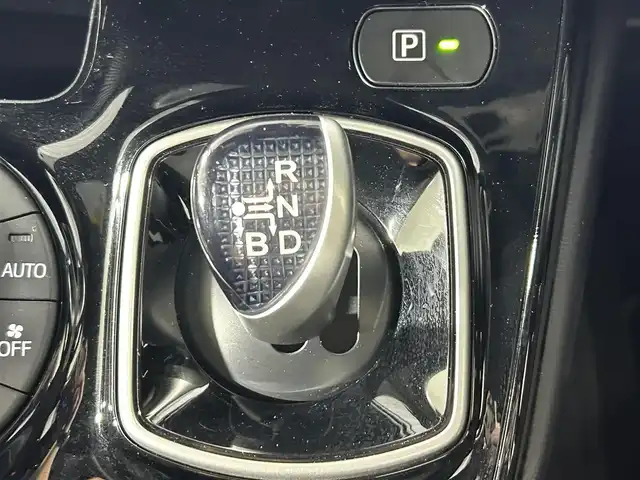 トヨタ ノア ハイブリッド Si ダブルバイビー 佐賀県 2017(平29)年 6.9万km ホワイトパールクリスタルシャイン 純正ディーラーオプション7インチナビ/バックカメラ/フルセグテレビ/CD/DVD/BT/SD/FM.AM/後席フリップダウンモニター/プリクラッシュセーフティ/レーンディパーチャーアラート/オートハイビーム/クルーズコントロール/両側パワースライドドア/ビルトインETC2.0/ステアリングスイッチ/ハーフレザーシート