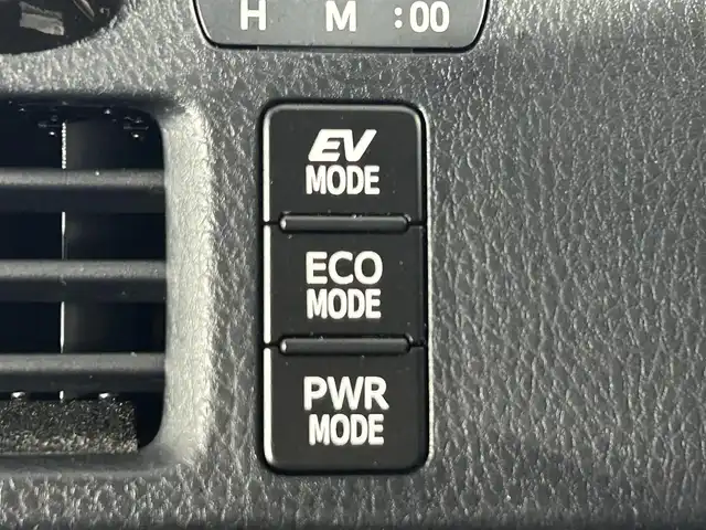 トヨタ ノア ハイブリッド Si ダブルバイビー 佐賀県 2017(平29)年 6.9万km ホワイトパールクリスタルシャイン 純正ディーラーオプション7インチナビ/バックカメラ/フルセグテレビ/CD/DVD/BT/SD/FM.AM/後席フリップダウンモニター/プリクラッシュセーフティ/レーンディパーチャーアラート/オートハイビーム/クルーズコントロール/両側パワースライドドア/ビルトインETC2.0/ステアリングスイッチ/ハーフレザーシート