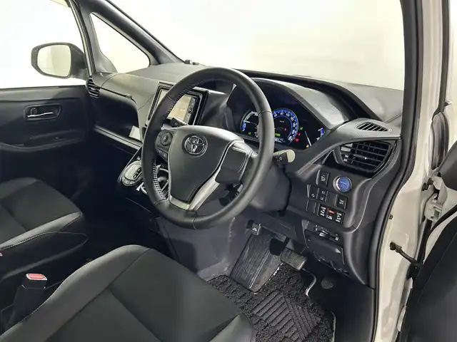 トヨタ ノア ハイブリッド Si ダブルバイビー 佐賀県 2017(平29)年 6.9万km ホワイトパールクリスタルシャイン 純正ディーラーオプション7インチナビ/バックカメラ/フルセグテレビ/CD/DVD/BT/SD/FM.AM/後席フリップダウンモニター/プリクラッシュセーフティ/レーンディパーチャーアラート/オートハイビーム/クルーズコントロール/両側パワースライドドア/ビルトインETC2.0/ステアリングスイッチ/ハーフレザーシート