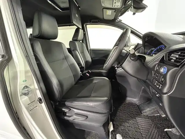 トヨタ ノア ハイブリッド Si ダブルバイビー 佐賀県 2017(平29)年 6.9万km ホワイトパールクリスタルシャイン 純正ディーラーオプション7インチナビ/バックカメラ/フルセグテレビ/CD/DVD/BT/SD/FM.AM/後席フリップダウンモニター/プリクラッシュセーフティ/レーンディパーチャーアラート/オートハイビーム/クルーズコントロール/両側パワースライドドア/ビルトインETC2.0/ステアリングスイッチ/ハーフレザーシート