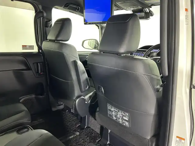 トヨタ ノア ハイブリッド Si ダブルバイビー 佐賀県 2017(平29)年 6.9万km ホワイトパールクリスタルシャイン 純正ディーラーオプション7インチナビ/バックカメラ/フルセグテレビ/CD/DVD/BT/SD/FM.AM/後席フリップダウンモニター/プリクラッシュセーフティ/レーンディパーチャーアラート/オートハイビーム/クルーズコントロール/両側パワースライドドア/ビルトインETC2.0/ステアリングスイッチ/ハーフレザーシート