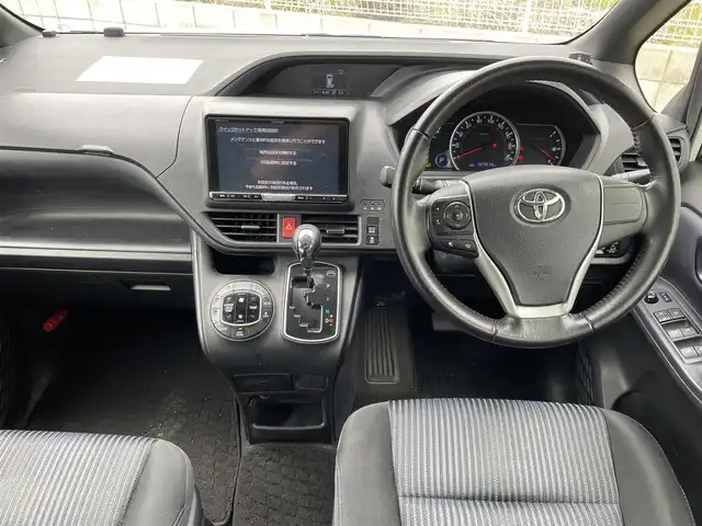 トヨタ ヴォクシー ZS 大阪府 2014(平26)年 14.8万km ホワイトパールクリスタルシャイン (株)IDOMが運営する【じしゃロン堺店】の自社ローン専用車両になります。/こちらは現金またはオートローンご利用時の価格です。自社ローンご希望の方は別途その旨お申付け下さい