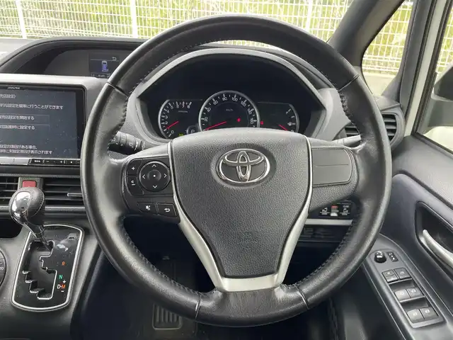 トヨタ ヴォクシー ZS 大阪府 2014(平26)年 14.8万km ホワイトパールクリスタルシャイン (株)IDOMが運営する【じしゃロン堺店】の自社ローン専用車両になります。/こちらは現金またはオートローンご利用時の価格です。自社ローンご希望の方は別途その旨お申付け下さい