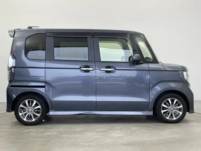 ホンダ Ｎ ＢＯＸ カスタム L 新潟県 2022(令4)年 4.7万km メテオロイドグレーメタリック ホンダセンシング/　●衝突軽減ブレーキ（CMBS）/　●誤発進抑制機能/　●歩行者事故低減ステアリング/　●路外逸脱抑制機能/　●アダプティブクルーズコントロール（ACC）/　●車線維持支援システム（LKAS）/　●先行車発進お知らせ機能/　●標識認識機能/　●後方誤発進抑制機能/　●オートハイビーム/純正ディーラーOPナビ/ステアリングスイッチ/片側パワースライドドア/バックカメラ/オートライト/LEDヘッドライト/電動格納ミラー/ウィンカーミラー/シートヒーター/リアサンシェード/ヘッドライトレベライザー/フロントフォグランプ/シーケンシャルウィンカー/ドアバイザー