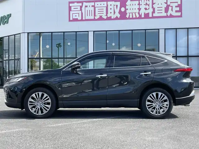 トヨタ ハリアー ハイブリッド Z レザーパッケージ 道央・札幌 2023(令5)年 2.2万km プレシャスブラックパール ４WD/ワンオーナー/パノラマルーフ/JBLプレミアムサウンドシステム/純正メーカーナビ/AM/FM/BT/フルセグ/トヨタセーフティセンス/横滑り防止装置/レーダークルーズコントロール/レーンキープアシスト/クリアランスソナー/ブラインドスポットモニター/パーキングサポートブレーキ/リアクロストラフィックアラート/ロードサインアシスト/ヘッドアップディスプレイ/パノラミックビューモニター/ビルトインETC2.0/ドライブレコーダー一体型デジタルインナーミラー/EVMODE/DRIVEMODE切替/パワーバックドア/前席パワーシート/D席メモリーシート/前席シートヒーター/前席エアシート/レザーシート/革巻きステアリング/ステアリングリモコン/ハンドルヒーター/電動パーキング/ブレーキホールド/置くだけ充電/MTモード付AT/プッシュスタート/スマートキー/LEDヘッドライト/オートライト/オートハイビーム/フォグランプ/電動格納ミラー/ヒーテッドドアミラー/ウィンカーミラー/純正フロアマット/ドアバイザー