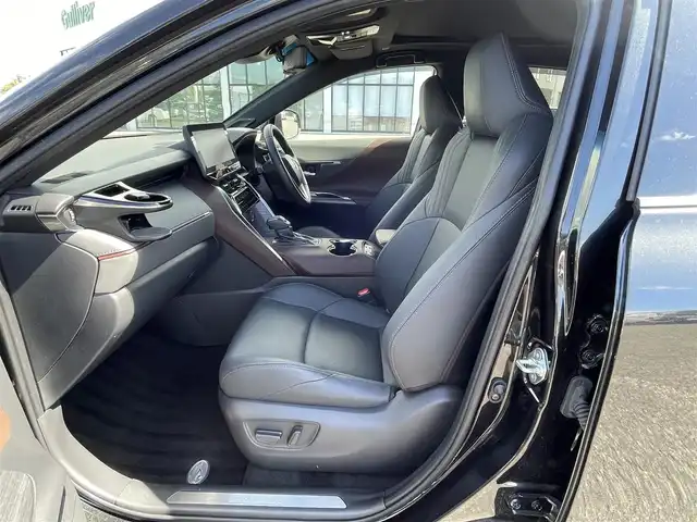 トヨタ ハリアー ハイブリッド Z レザーパッケージ 道央・札幌 2023(令5)年 2.2万km プレシャスブラックパール ４WD/ワンオーナー/パノラマルーフ/JBLプレミアムサウンドシステム/純正メーカーナビ/AM/FM/BT/フルセグ/トヨタセーフティセンス/横滑り防止装置/レーダークルーズコントロール/レーンキープアシスト/クリアランスソナー/ブラインドスポットモニター/パーキングサポートブレーキ/リアクロストラフィックアラート/ロードサインアシスト/ヘッドアップディスプレイ/パノラミックビューモニター/ビルトインETC2.0/ドライブレコーダー一体型デジタルインナーミラー/EVMODE/DRIVEMODE切替/パワーバックドア/前席パワーシート/D席メモリーシート/前席シートヒーター/前席エアシート/レザーシート/革巻きステアリング/ステアリングリモコン/ハンドルヒーター/電動パーキング/ブレーキホールド/置くだけ充電/MTモード付AT/プッシュスタート/スマートキー/LEDヘッドライト/オートライト/オートハイビーム/フォグランプ/電動格納ミラー/ヒーテッドドアミラー/ウィンカーミラー/純正フロアマット/ドアバイザー