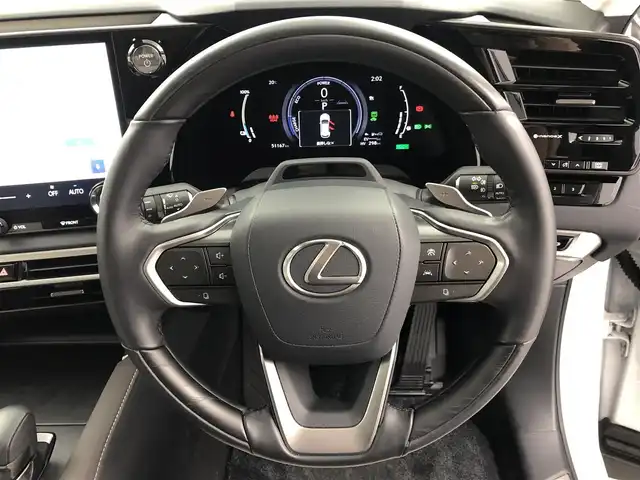 レクサス ＲＸ 450h+ バージョンL 愛知県 2023(令5)年 5.2万km ソニッククォーツ 開閉式サンルーフ/ルーフレール/置くだけ充電/純正ディスプレイオーディオ/全方位カメラ/レクサスセーフティー/・プリクラッシュセーフティ/・レーンディパーチャーアラート/・レーントレーシングアシスト/・レーンチェンジアシスト/・レーダークルーズコントロール/・ブレードスキャンアダプティブハイビームシステム/・ロードサインアシスト/・発進遅れ告知機能/・ドライバー異常時対応システム/・ドライバーモニター連携/・フロントクロストラフィッ・アラー/・プロアクティブドライビングアシスト/レクサスチームメイト/・Advanced Drive/・Advanced Park/ヘッドアップディスプレイ/ブラインドスポットモニター/パワーシート/シートヒーター全席/シートクーラー全席/ステアリングヒーター/パドルシフト/電動リアゲード/ドライブレコーダー/純正フロアマット/デジタルインナーミラー/ETC2.0/AC100V/オートライト/純正LEDライト