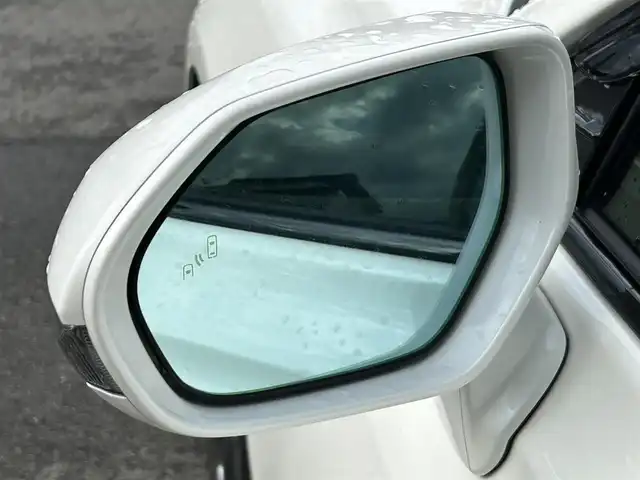 トヨタ クラウン ハイブリッド RS アドバンス 愛媛県 2019(令1)年 6.4万km ホワイトパールクリスタルシャイン 純正ナビ(フルセグTV/BT)/バックカメラ/トヨタセーフティセンス/レーダークルーズコントロール/衝突被害軽減装置/車線逸脱防止装置/ブラインドスポットモニター/クリアランスソナー/ヘッドアップディスプレイ/前席パワーシート/シートヒーター/運転席シートメモリー機能/デジタルインナーミラー/パドルシフト/LEDヘッドライト/オートライト/オートマチックハイビーム/100V/100Wコンセント/電動チルト＆テレスコピック機構/ETC2.0/現状サマー(純正AW)(225/45/R18)/BRIDGESTONE REGNO GR-XII