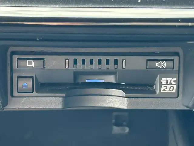 トヨタ クラウン ハイブリッド RS アドバンス 愛媛県 2019(令1)年 6.4万km ホワイトパールクリスタルシャイン 純正ナビ(フルセグTV/BT)/バックカメラ/トヨタセーフティセンス/レーダークルーズコントロール/衝突被害軽減装置/車線逸脱防止装置/ブラインドスポットモニター/クリアランスソナー/ヘッドアップディスプレイ/前席パワーシート/シートヒーター/運転席シートメモリー機能/デジタルインナーミラー/パドルシフト/LEDヘッドライト/オートライト/オートマチックハイビーム/100V/100Wコンセント/電動チルト＆テレスコピック機構/ETC2.0/現状サマー(純正AW)(225/45/R18)/BRIDGESTONE REGNO GR-XII