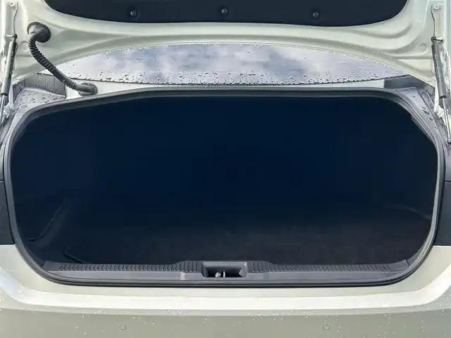 トヨタ クラウン ハイブリッド RS アドバンス 愛媛県 2019(令1)年 6.4万km ホワイトパールクリスタルシャイン 純正ナビ(フルセグTV/BT)/バックカメラ/トヨタセーフティセンス/レーダークルーズコントロール/衝突被害軽減装置/車線逸脱防止装置/ブラインドスポットモニター/クリアランスソナー/ヘッドアップディスプレイ/前席パワーシート/シートヒーター/運転席シートメモリー機能/デジタルインナーミラー/パドルシフト/LEDヘッドライト/オートライト/オートマチックハイビーム/100V/100Wコンセント/電動チルト＆テレスコピック機構/ETC2.0/現状サマー(純正AW)(225/45/R18)/BRIDGESTONE REGNO GR-XII