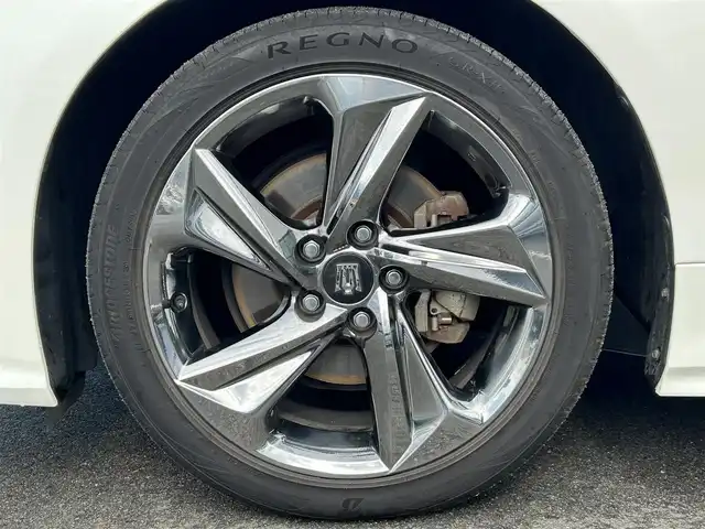 トヨタ クラウン ハイブリッド RS アドバンス 愛媛県 2019(令1)年 6.4万km ホワイトパールクリスタルシャイン 純正ナビ(フルセグTV/BT)/バックカメラ/トヨタセーフティセンス/レーダークルーズコントロール/衝突被害軽減装置/車線逸脱防止装置/ブラインドスポットモニター/クリアランスソナー/ヘッドアップディスプレイ/前席パワーシート/シートヒーター/運転席シートメモリー機能/デジタルインナーミラー/パドルシフト/LEDヘッドライト/オートライト/オートマチックハイビーム/100V/100Wコンセント/電動チルト＆テレスコピック機構/ETC2.0/現状サマー(純正AW)(225/45/R18)/BRIDGESTONE REGNO GR-XII