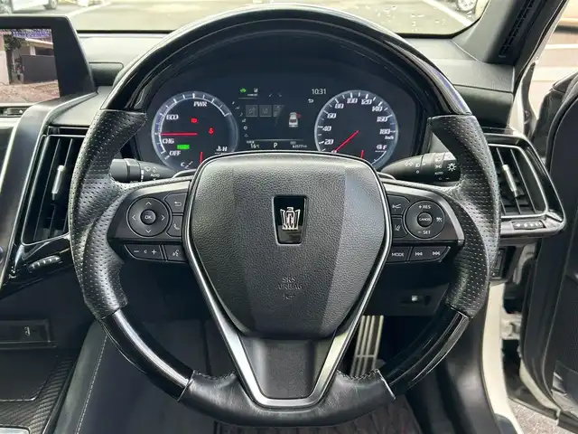 トヨタ クラウン ハイブリッド RS アドバンス 愛媛県 2019(令1)年 6.4万km ホワイトパールクリスタルシャイン 純正ナビ(フルセグTV/BT)/バックカメラ/トヨタセーフティセンス/レーダークルーズコントロール/衝突被害軽減装置/車線逸脱防止装置/ブラインドスポットモニター/クリアランスソナー/ヘッドアップディスプレイ/前席パワーシート/シートヒーター/運転席シートメモリー機能/デジタルインナーミラー/パドルシフト/LEDヘッドライト/オートライト/オートマチックハイビーム/100V/100Wコンセント/電動チルト＆テレスコピック機構/ETC2.0/現状サマー(純正AW)(225/45/R18)/BRIDGESTONE REGNO GR-XII