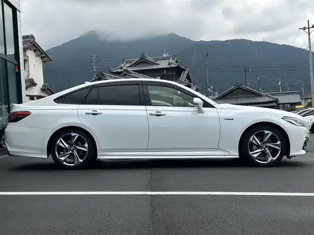 トヨタ クラウン ハイブリッド RS アドバンス 愛媛県 2019(令1)年 6.4万km ホワイトパールクリスタルシャイン 純正ナビ(フルセグTV/BT)/バックカメラ/トヨタセーフティセンス/レーダークルーズコントロール/衝突被害軽減装置/車線逸脱防止装置/ブラインドスポットモニター/クリアランスソナー/ヘッドアップディスプレイ/前席パワーシート/シートヒーター/運転席シートメモリー機能/デジタルインナーミラー/パドルシフト/LEDヘッドライト/オートライト/オートマチックハイビーム/100V/100Wコンセント/電動チルト＆テレスコピック機構/ETC2.0/現状サマー(純正AW)(225/45/R18)/BRIDGESTONE REGNO GR-XII
