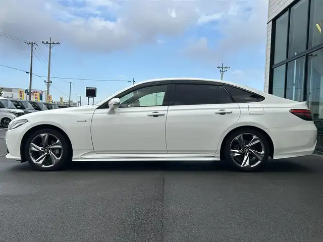 トヨタ クラウン ハイブリッド RS アドバンス 愛媛県 2019(令1)年 6.4万km ホワイトパールクリスタルシャイン 純正ナビ(フルセグTV/BT)/バックカメラ/トヨタセーフティセンス/レーダークルーズコントロール/衝突被害軽減装置/車線逸脱防止装置/ブラインドスポットモニター/クリアランスソナー/ヘッドアップディスプレイ/前席パワーシート/シートヒーター/運転席シートメモリー機能/デジタルインナーミラー/パドルシフト/LEDヘッドライト/オートライト/オートマチックハイビーム/100V/100Wコンセント/電動チルト＆テレスコピック機構/ETC2.0/現状サマー(純正AW)(225/45/R18)/BRIDGESTONE REGNO GR-XII