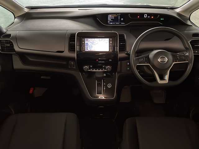 日産 セレナ B 広島県 2021(令3)年 2.2万km ブリリアントシルバー 禁煙車/純正ナビ/アラウンドビューモニター/ドラレコ/ＥＴＣ/ブラインドスポットモニター/オートマチックハイビーム/フルセグ/衝突被害軽減/クルーズコントロール/コーナーセンサー/レーンキープアシスト/踏み間違い防止/エアバッグ(運転席/助手席)/純正15インチホイールキャップ(195/65/R15)