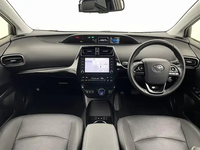 トヨタ プリウス A プレミアム 福井県 2021(令3)年 3.1万km プラチナホワイトパールマイカ 純正８インチディスプレイオーディオ/Bluetooth/USB/Miracast/AM/FM/全方位カメラ/プリクラッシュセーフティ/・ヘッドアップディスプレイ/・ブラインドスポットモニター/・パーキングアシスト/・レーンキープアシスト/レーダークルーズコントロール/TRDエアロ（F/S/R）/シートヒーター/エアシート/ビルトインETC/オートハイビーム/前後ドライブレコーダー/【コムテック HDR301・HDROP-14 駐車監視付き】/100V電源/レーザーシート/革巻きステアリング/ステアリングリモコン/ステアリングチルド機構/プッシュスタート /スペアキー