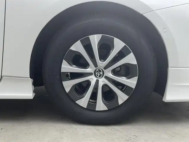 トヨタ プリウス A プレミアム 福井県 2021(令3)年 3.1万km プラチナホワイトパールマイカ 純正８インチディスプレイオーディオ/Bluetooth/USB/Miracast/AM/FM/全方位カメラ/プリクラッシュセーフティ/・ヘッドアップディスプレイ/・ブラインドスポットモニター/・パーキングアシスト/・レーンキープアシスト/レーダークルーズコントロール/TRDエアロ（F/S/R）/シートヒーター/エアシート/ビルトインETC/オートハイビーム/前後ドライブレコーダー/【コムテック HDR301・HDROP-14 駐車監視付き】/100V電源/レーザーシート/革巻きステアリング/ステアリングリモコン/ステアリングチルド機構/プッシュスタート /スペアキー