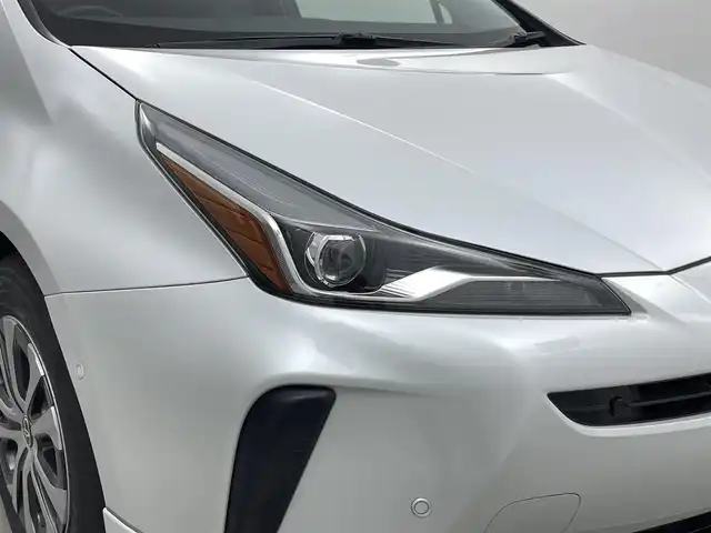 トヨタ プリウス A プレミアム 福井県 2021(令3)年 3.1万km プラチナホワイトパールマイカ 純正８インチディスプレイオーディオ/Bluetooth/USB/Miracast/AM/FM/全方位カメラ/プリクラッシュセーフティ/・ヘッドアップディスプレイ/・ブラインドスポットモニター/・パーキングアシスト/・レーンキープアシスト/レーダークルーズコントロール/TRDエアロ（F/S/R）/シートヒーター/エアシート/ビルトインETC/オートハイビーム/前後ドライブレコーダー/【コムテック HDR301・HDROP-14 駐車監視付き】/100V電源/レーザーシート/革巻きステアリング/ステアリングリモコン/ステアリングチルド機構/プッシュスタート /スペアキー
