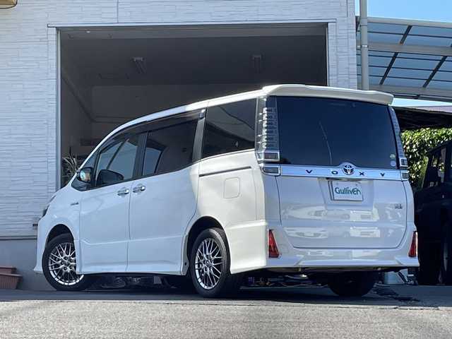 トヨタ ヴォクシー ハイブリッド ZS 大分県 2017(平29)年 8.8万km ホワイトパールクリスタルシャイン 両側パワースライドドア /純正ナビ/フルセグTV/Bluetooth/純正フリップダウンモニター（リモコン無し）/純正フロアマット/純正ビルトインETC/純正LEDヘッドライト/オートライト/オートマチックハイビーム/社外ドラレコ/デジタルインナーミラー/衝突被害軽減ブレーキ/横滑り防止装置/レーンキープアシスト