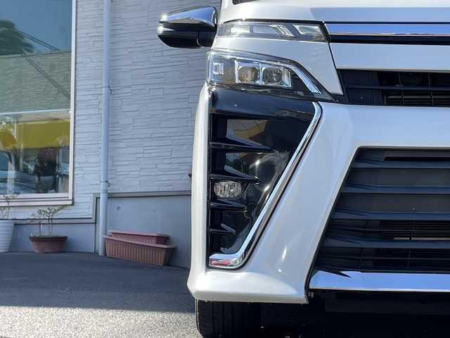 トヨタ ヴォクシー ハイブリッド ZS 大分県 2017(平29)年 8.8万km ホワイトパールクリスタルシャイン 両側パワースライドドア /純正ナビ/フルセグTV/Bluetooth/純正フリップダウンモニター（リモコン無し）/純正フロアマット/純正ビルトインETC/純正LEDヘッドライト/オートライト/オートマチックハイビーム/社外ドラレコ/デジタルインナーミラー/衝突被害軽減ブレーキ/横滑り防止装置/レーンキープアシスト