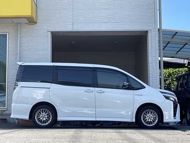 トヨタ ヴォクシー ハイブリッド ZS 大分県 2017(平29)年 8.8万km ホワイトパールクリスタルシャイン 両側パワースライドドア /純正ナビ/フルセグTV/Bluetooth/純正フリップダウンモニター（リモコン無し）/純正フロアマット/純正ビルトインETC/純正LEDヘッドライト/オートライト/オートマチックハイビーム/社外ドラレコ/デジタルインナーミラー/衝突被害軽減ブレーキ/横滑り防止装置/レーンキープアシスト
