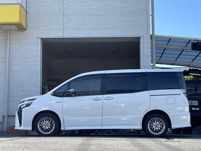 トヨタ ヴォクシー ハイブリッド ZS 大分県 2017(平29)年 8.8万km ホワイトパールクリスタルシャイン 両側パワースライドドア /純正ナビ/フルセグTV/Bluetooth/純正フリップダウンモニター（リモコン無し）/純正フロアマット/純正ビルトインETC/純正LEDヘッドライト/オートライト/オートマチックハイビーム/社外ドラレコ/デジタルインナーミラー/衝突被害軽減ブレーキ/横滑り防止装置/レーンキープアシスト